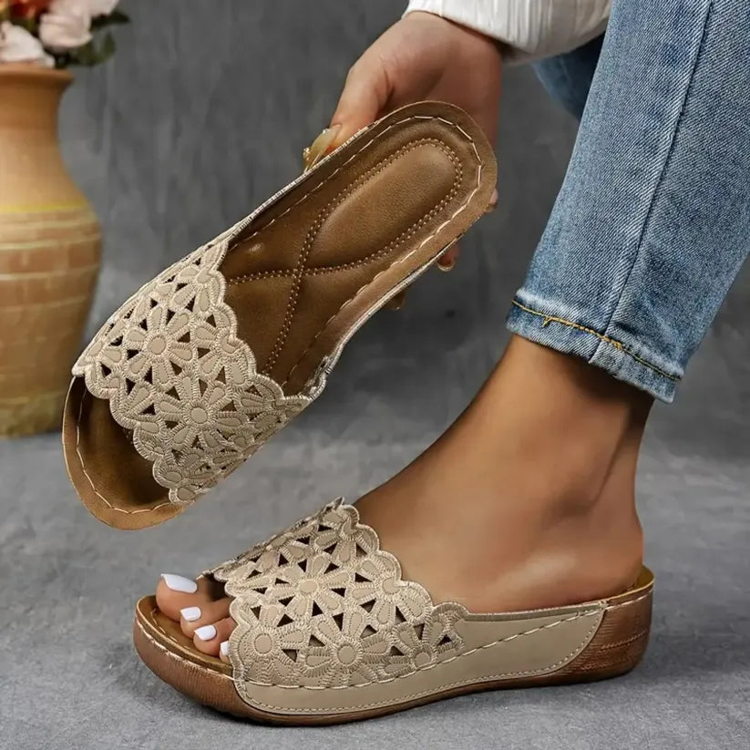 Breathable open-toe slippers for women, with soft cushioning